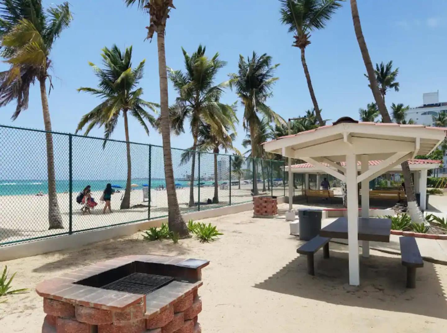 Sunset Paradise Cozy Beachfront Escape - Isla Verde 圣胡安 外观 照片